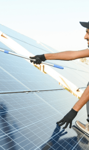 Zonnepanelen-schoonmaken-min