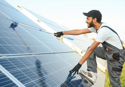 Zonnepanelen-schoonmaken-min